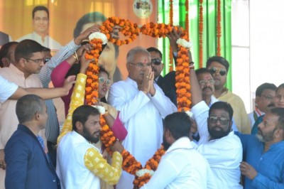 मुख्यमंत्री ने शासन की विभिन्न जनकल्याणकारी योजनाओं के तहत हितग्राहियों को 4 करोड़ 70 लाख 47 हजार 988 रूपए का चेक किया प्रदान