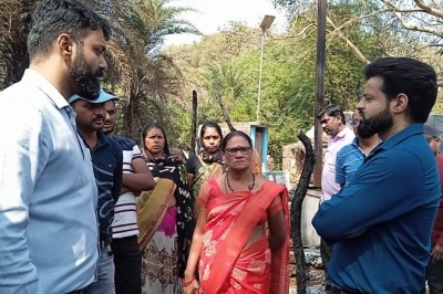 सेक्टर 9 हास्पिटल सेक्टर में आगजनी से प्रभावित परिवारों से मिले कलेक्टर, प्रशासन हर संभव मदद करेगा :