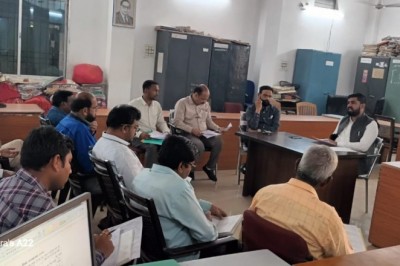 आयुक्त ने ली राजस्व विभाग की बैठक, वसूली की ली जानकारी :