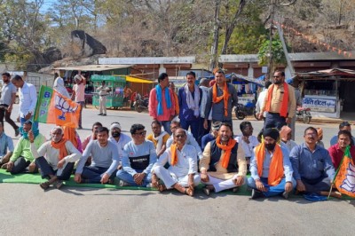 भाजपाइयों ने किया छुरिया में चक्काजाम
