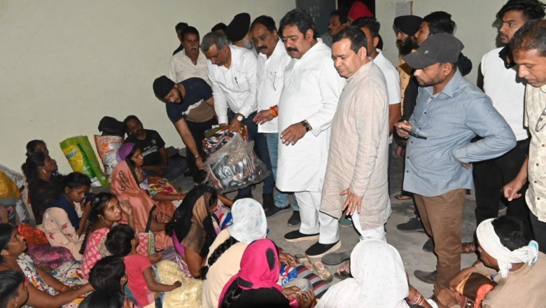 आगजनी से प्रभावित परिवारों को मिली राहत, महापौर नीरज पाल ने अलसुबह पहुंचकर वितरण किया दैनिक जरूरत की सभी सामग्री :