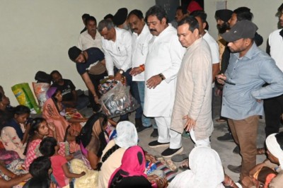 आगजनी से प्रभावित परिवारों को मिली राहत, महापौर नीरज पाल ने अलसुबह पहुंचकर वितरण किया दैनिक जरूरत की सभी सामग्री :