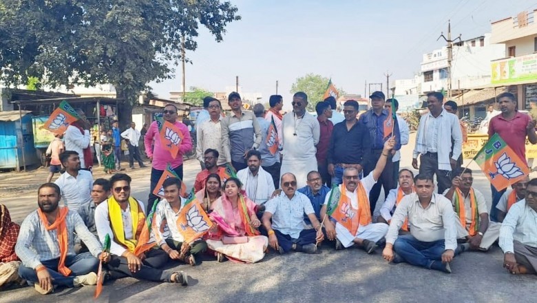 भाजपा कुमरदा मंडल ने चक्का जामकर विरोध प्रदर्शन किया :