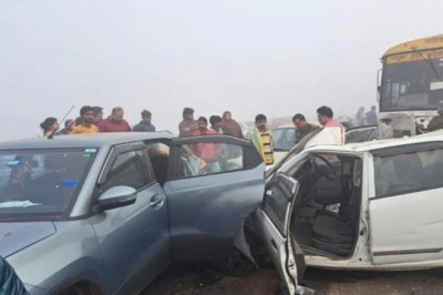 कोहरे का कहर : एक्सप्रेस-वे पर आपस में टकराई 20 से अधिक गाडियां, हादसे में 25 से ज्यादा घायल