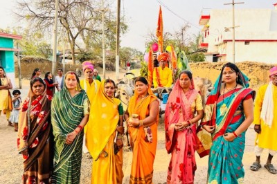 कोपेडीह मे शिव शंकर पार्वती की बैलगाड़ी मे निकाली बारात शोभायात्रा :
