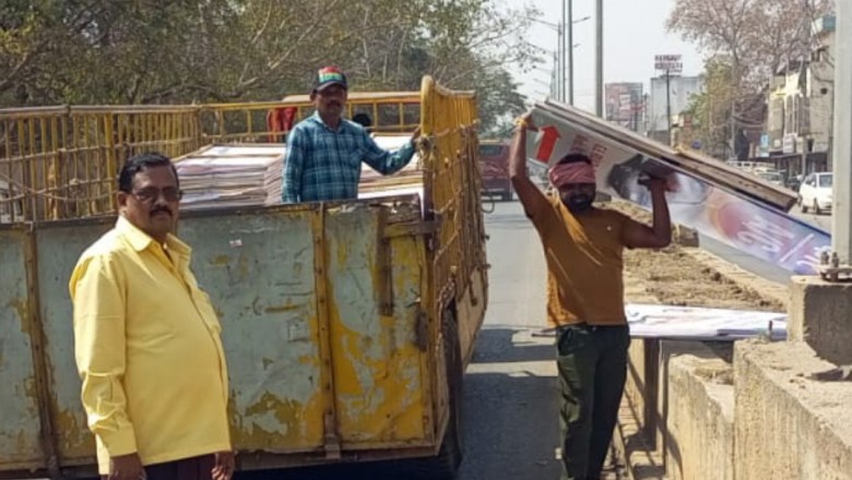 निगम द्वारा जीईरोड से उतारे 255 अवैध फ्लैक्स एवम पोस्टर जब्त: