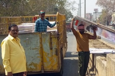 निगम द्वारा जीईरोड से उतारे 255 अवैध फ्लैक्स एवम पोस्टर जब्त: