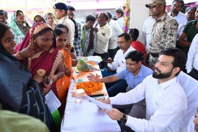 प्रशासन तुंहर द्वार के हर आवेदन के निराकरण पर हो रहा कार्य, हर आवेदनों के निराकरण को स्वयं देख रहे कलेक्टर :
