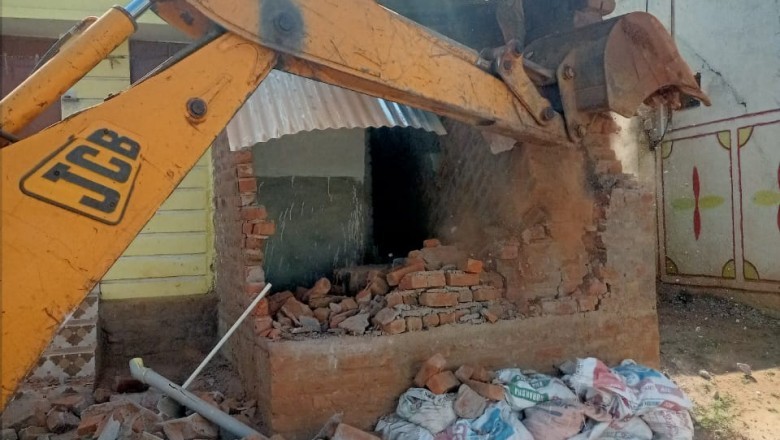सड़क घेरकर बना लिया था शौचालय, निगम ने की कार्रवाई, शौचालय तोड़कर कराया रास्ता साफ :