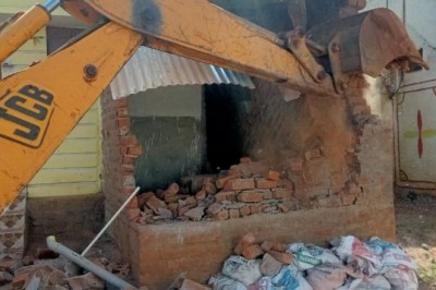 सड़क घेरकर बना लिया था शौचालय, निगम ने की कार्रवाई, शौचालय तोड़कर कराया रास्ता साफ :