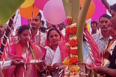 ज़िला पंचायत अध्यक्ष गीता घासी साहू ने जिले की सुख समृद्धि, खुशहाली की कामना0 बागद्वार में आयोजित भागवत भगवान की आरती उतारकर की पूजा अर्चना :