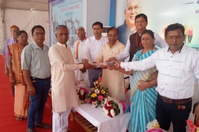 दस हजार वरिष्ठ नागरिकों को समाज कल्याण विभाग ने वितरित की छड़ी