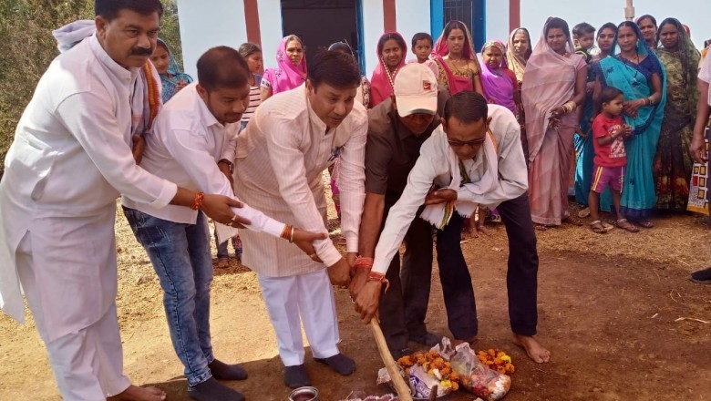 गांव के विकास के लिए कंधे से कंधा मिलाकर काम करेंगे : विधायक भुनेश्वर शोभाराम बघेल0 बरगाही मे विधायक भुनेश्वर शोभाराम बघेल ने सामुदायिक भवन का किया भूमिपूजन :