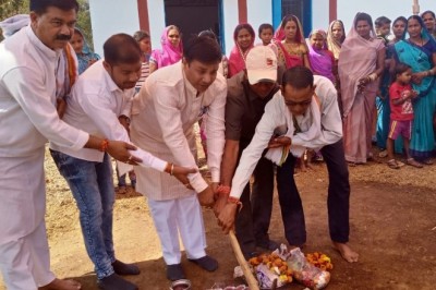 गांव के विकास के लिए कंधे से कंधा मिलाकर काम करेंगे : विधायक भुनेश्वर शोभाराम बघेल0 बरगाही मे विधायक भुनेश्वर शोभाराम बघेल ने सामुदायिक भवन का किया भूमिपूजन :