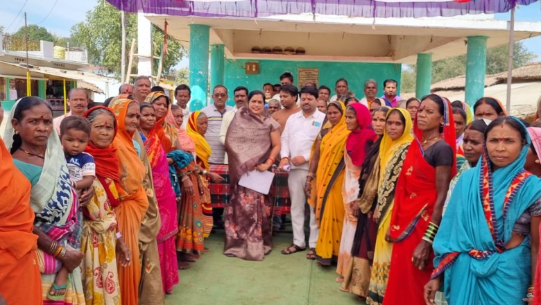 महिला भवन की मांग को लेकर राजकुमारी मनोज सिन्हा से मिलीं गोपालपुर की महिलाएं..