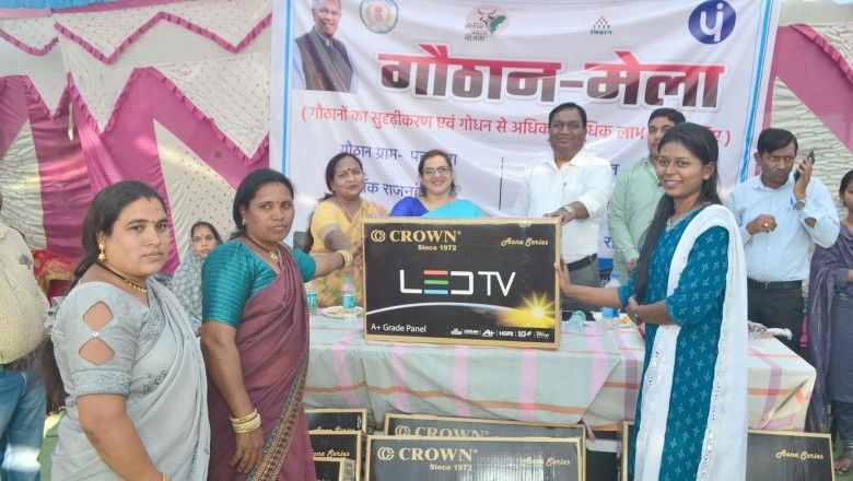 एबीस ग्रुप की डायरेक्टर रूबीना अलवी ने दान की 12 नग स्मार्ट टीवी :