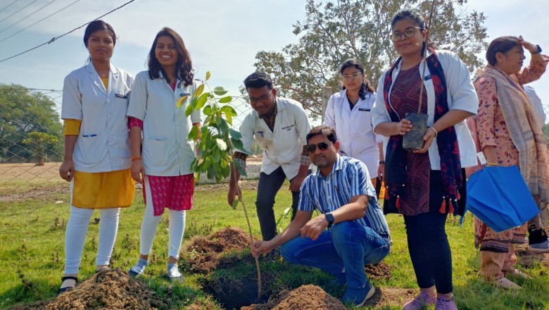 कामधेनु विश्वविद्यालय द्वारा ग्राम ढाबा अंजोरा में मानव स्वास्थ्य शिविर का आयोजन :