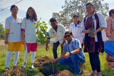 कामधेनु विश्वविद्यालय द्वारा ग्राम ढाबा अंजोरा में मानव स्वास्थ्य शिविर का आयोजन :