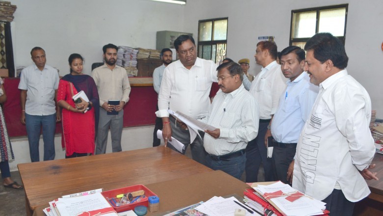 संभागायुक्त ने कलेक्टोरेट में संचालित विभिन्न कार्यालयों का किया औचक निरीक्षण :