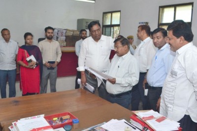 संभागायुक्त ने कलेक्टोरेट में संचालित विभिन्न कार्यालयों का किया औचक निरीक्षण :