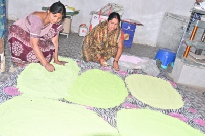 होली पर्व के लिए हर्बल रंगीन गुलाल हो रहा तैयार, अन्य जिलों से भी मिल रहे ऑर्डर :