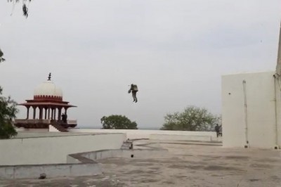 51 किमी प्रति घंटे रफ्तार से हवा में उड़ते दिखा एक शख्स, लोग हुए हैरान :