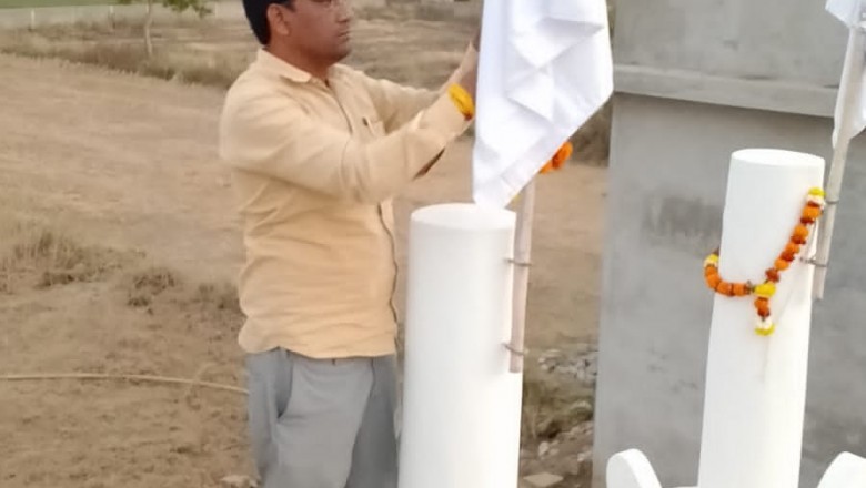 शिकारीटोला में नवीन जयस्तंभ पर झंडारोहण (पालो) जनपद पंचायत अध्यक्ष प्रतिनिधि सूर्यकांत भंडारी ने किया