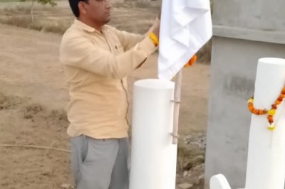 शिकारीटोला में नवीन जयस्तंभ पर झंडारोहण (पालो) जनपद पंचायत अध्यक्ष प्रतिनिधि सूर्यकांत भंडारी ने किया