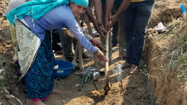 सरपंच कृष्णा साहू ने कुदाली चलाकर नाली निर्माण का किया शुभारंभ0 भेड़ीकला निरंतर विकास के पथ पर अग्रसर : सरपंच कृष्णा साहू