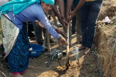 सरपंच कृष्णा साहू ने कुदाली चलाकर नाली निर्माण का किया शुभारंभ0 भेड़ीकला निरंतर विकास के पथ पर अग्रसर : सरपंच कृष्णा साहू