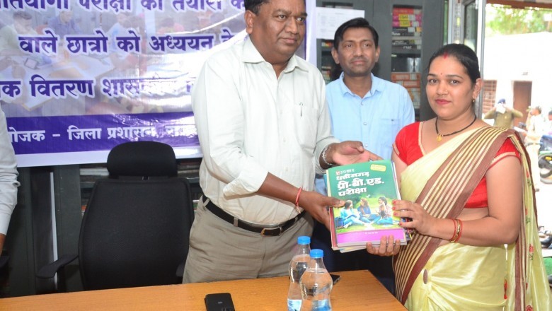 कलेक्टर ने डिजिटल लाइब्रेरी के लिए युवाओं की पढ़ाई एवं कैरियर के लिए किताबें प्रदान की :