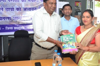 कलेक्टर ने डिजिटल लाइब्रेरी के लिए युवाओं की पढ़ाई एवं कैरियर के लिए किताबें प्रदान की :