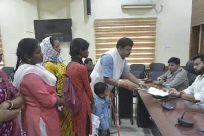 नाले पर बना रिटेनिंग वाल बिल्डर पर तोड़ने के आरोप, बसंत विहार के निवासियों ने बाढ़ में नाले में जलप्रवाह बढ़ने की आशंका जताई