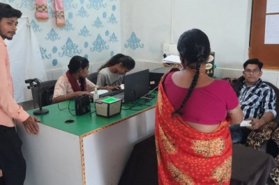 नगर पालिक निगम भिलाई के वार्ड क्षेत्रों में आधार अपडेशन एवं आयुष्मान कार्ड बनाने के लिए लग रहा शिविर :