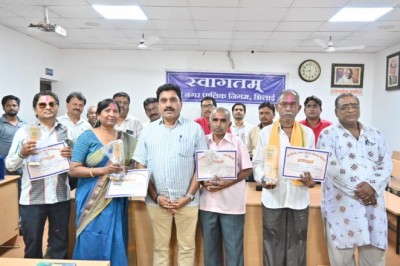 भिलाई निगम से चार कर्मचारी हुए सेवानिवृत्त, दीर्घायु जीवन की शुभकामनाएं सहित सभागार में दी गई भावभीनी विदाई, शाल, श्रीफल, स्मृति चिन्ह और प्रशस्ति पत्र देकर किया गया सम्मानित