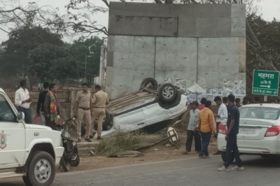 दुर्ग अंजोरा जी ई रोड़ में कार का जबरदस्त एक्सीडेंट