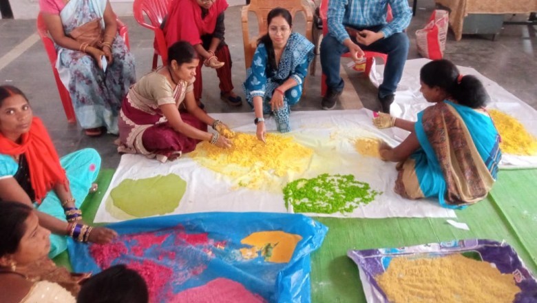 हर्बल गुलाल बनाने दिया गया प्रशिक्षण :