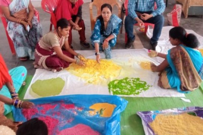 हर्बल गुलाल बनाने दिया गया प्रशिक्षण :