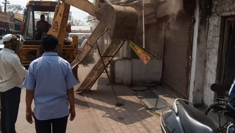 25 स्थानों से हटाए गए अवैध कब्जे, होर्डिंग एवं पोस्टर की भी बनाई गई जब्ती, वैशाली नगर के इंदिरा चौक में हुई कार्रवाई