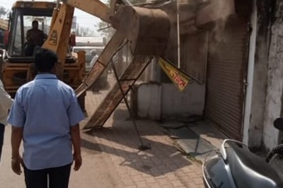 25 स्थानों से हटाए गए अवैध कब्जे, होर्डिंग एवं पोस्टर की भी बनाई गई जब्ती, वैशाली नगर के इंदिरा चौक में हुई कार्रवाई