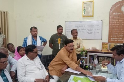 अंजोरा के शासकीय भूमि पर अवैध कब्जा से परेशान ग्रामीण पहुंचे एसडीएम कार्यालय राजनांदगांव