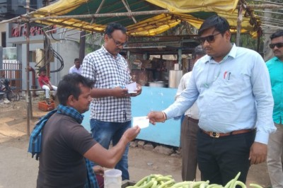 प्रतिबंधित प्लास्टिक पर निगम ने की कार्यवाही  जी.ई.रोड के 11 ठेला खोमचा वालो पर 1 हजार 5 सौ रूपये जुर्माना,
