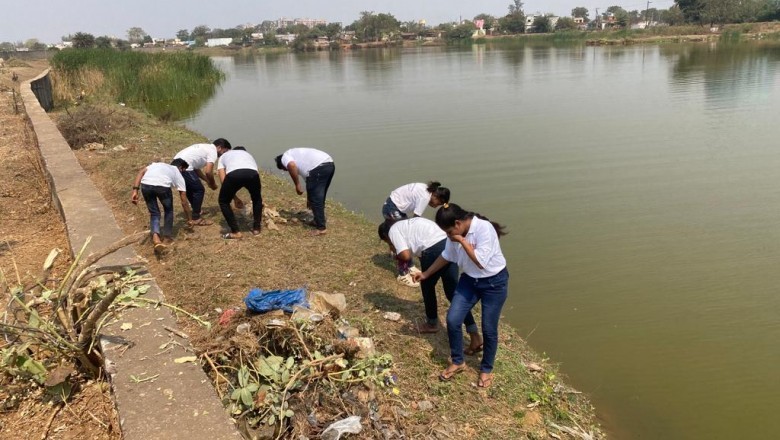 राजीव युवा मितान क्लब श्रमदान से कर रहे है तालाबों की सफाई :