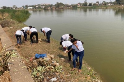 राजीव युवा मितान क्लब श्रमदान से कर रहे है तालाबों की सफाई :