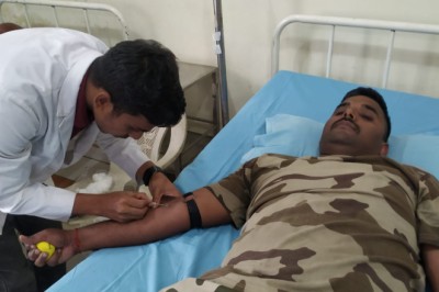 सीआईएसएफ के आईजी, डीआईजी सहित 68 जवानों ने ब्लड बैंक के लिए किया रक्तदान :