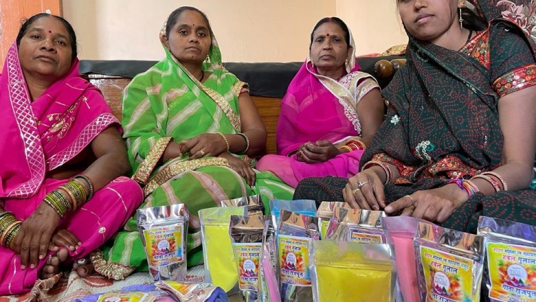 पताशा के फूलों से होली में महकेगा शहर,समूह की महिलाएं बना रही है प्राकृतिक गुलाल: