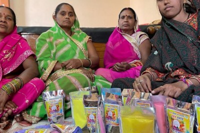 पताशा के फूलों से होली में महकेगा शहर,समूह की महिलाएं बना रही है प्राकृतिक गुलाल: