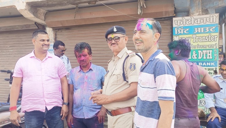 2023 के होली पर्व एवम महीला दिवस में लगातार 48 घंटे से ड्यूटी में लगे हुए पुलिस अधिकारी और कर्मचारियों की सेवा में  ललन कुमार यादव