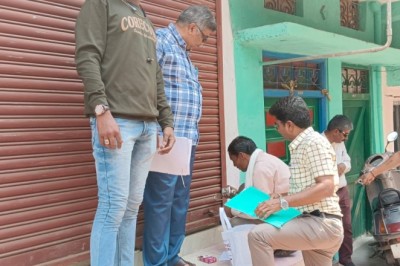 अनाधिकृत निर्माण को वैध नही कराने पर नगर निगम द्वारा सील बंदी की कार्यवाही :
