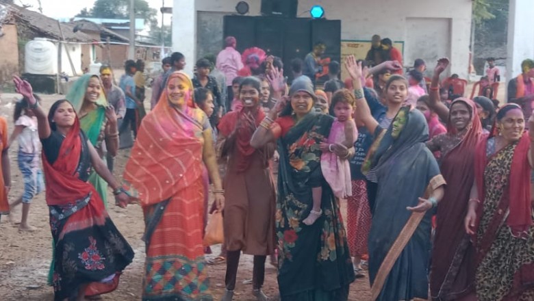 पांगरीखुर्द के महिला समूह ने जमकर खेली होली :
